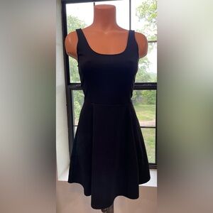 DIVIDED dress. Size 8. THAT little black dress 🖤